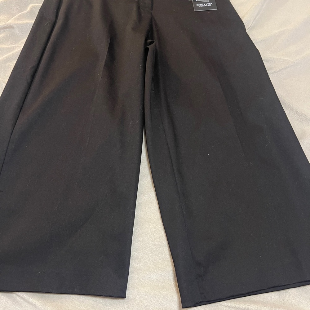 Simply Vera Vera Wang Black cropped wide leg pants NWT
H-60